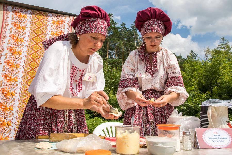 Valentina and Maria Kotova (Voskresensky RCC) are completely focused