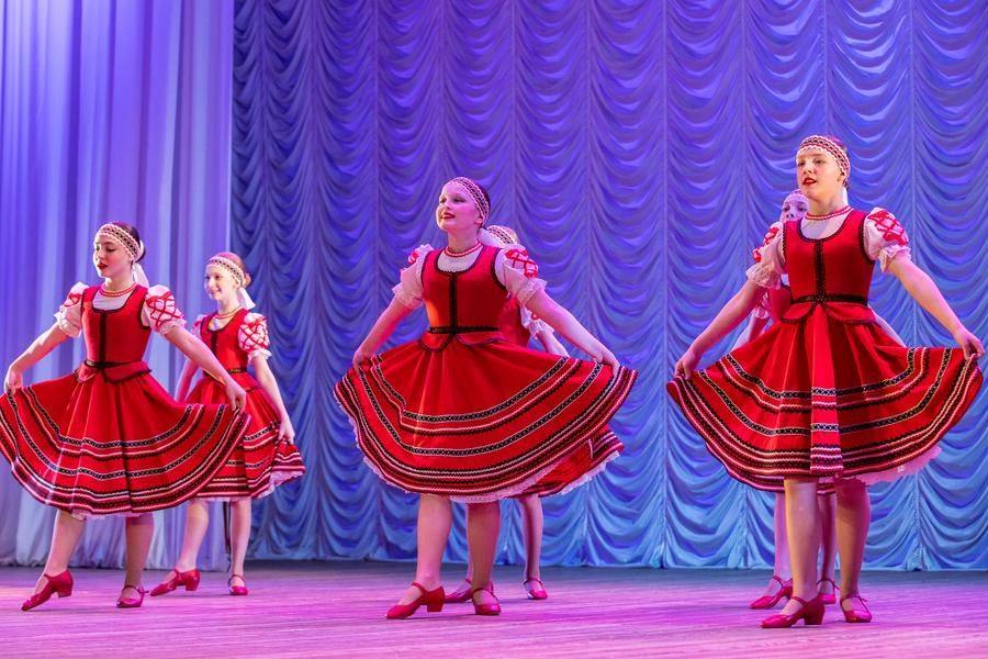 This dance also features many spins, but the movements differ from those in Russian folk dance