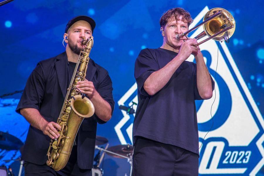 The brass instruments sound piercing and delightfully eccentric