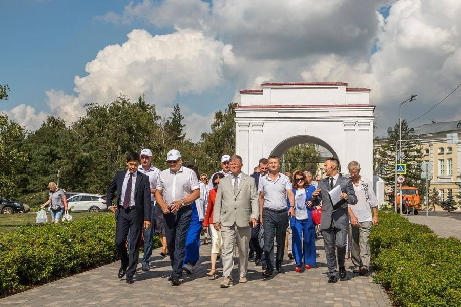 The guided tour for officials ends in Voskresensky Public Garden