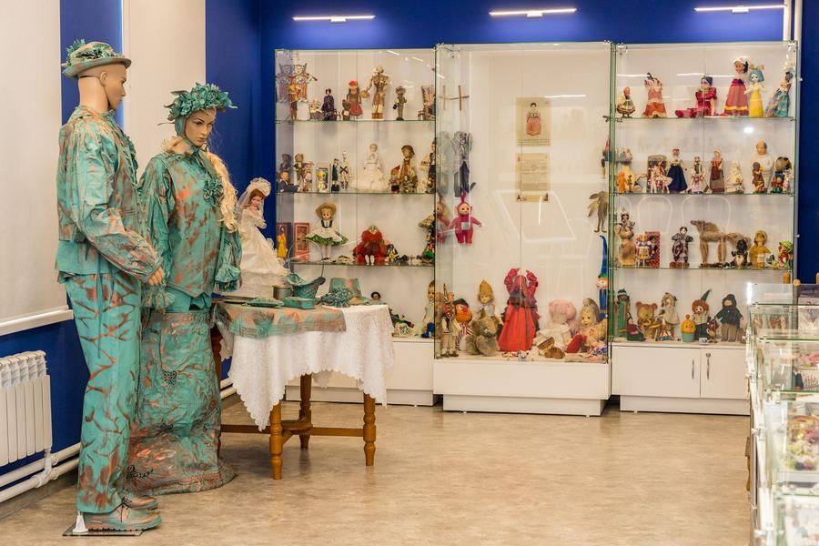 The second floor also highlights other regional artists