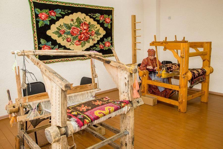 While waiting for guests, the craftswomen work at their usual pace
