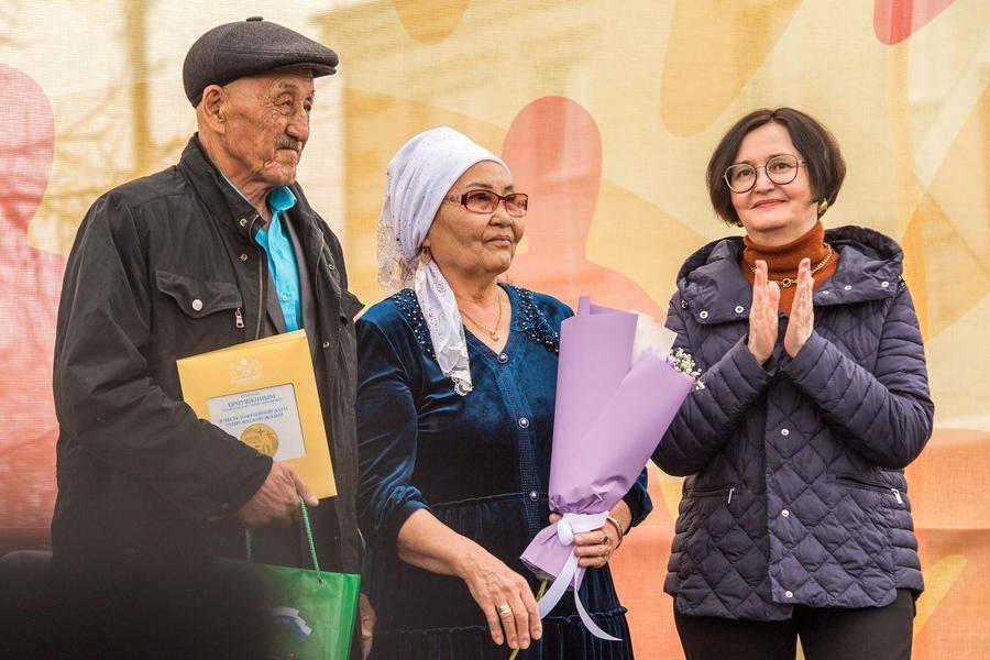 The local authorities honor the couples who have been married for fifty years or more