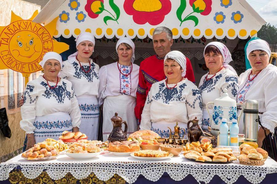 Meanwhile, the homesteads of the “Ethno Village” invite everyone to sample dishes of national cuisine
