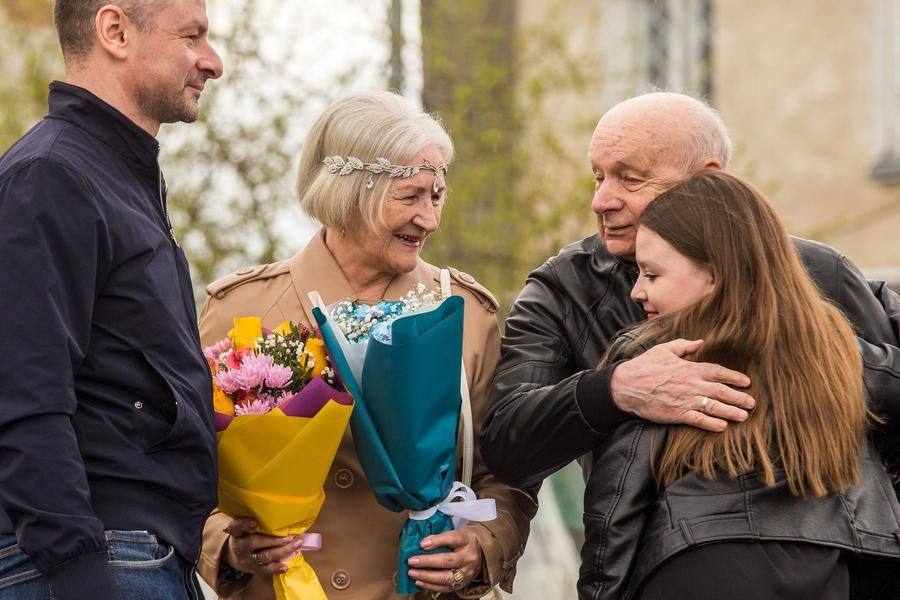 Their children and grandchildren join in the official congratulations