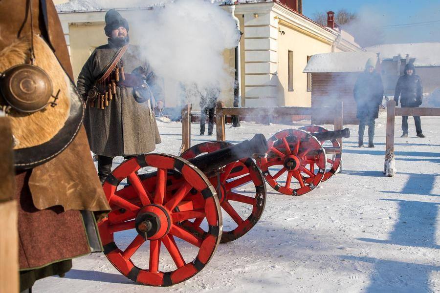 Only the hardiest visitors stay to hear the thunder of the cannonade at the program’s finale