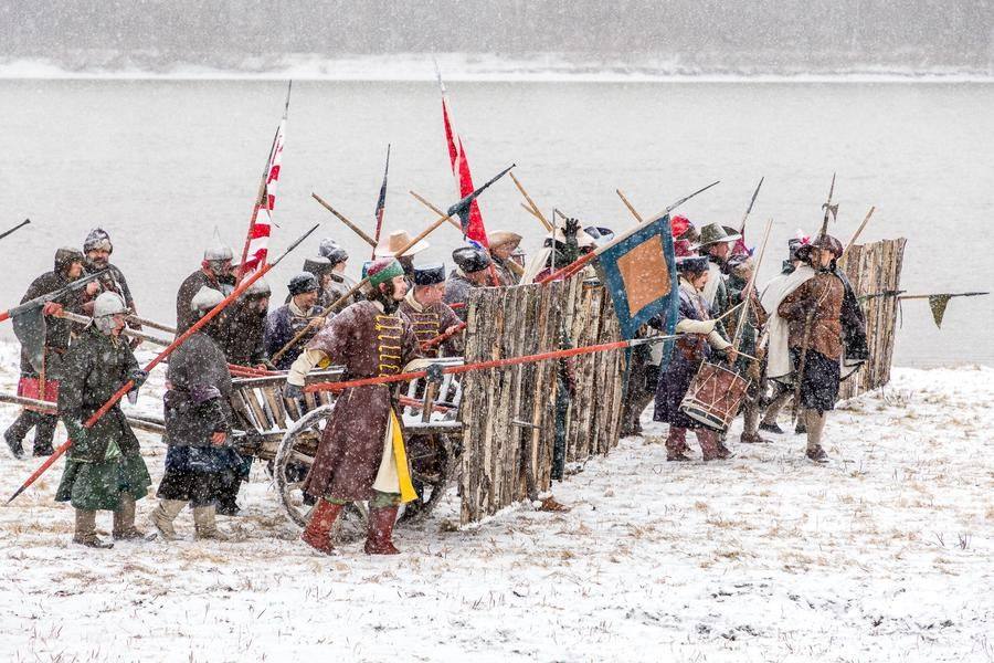 The Polish troops advance