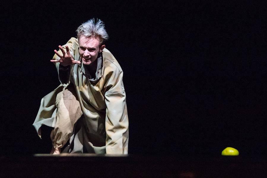 In the struggle, Dante loses his apple and, for the first time, understands: something must change