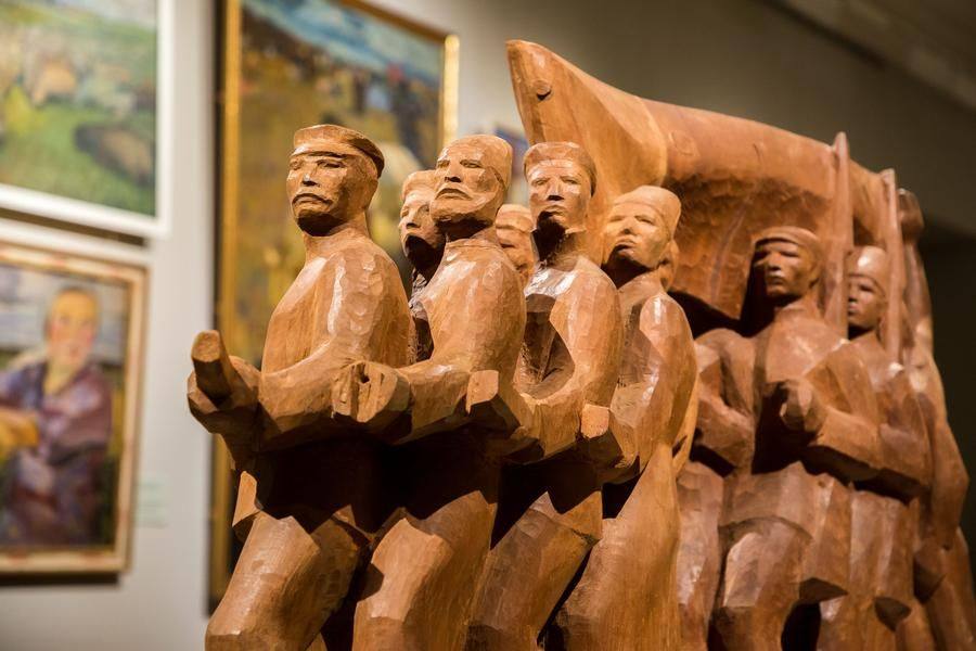 Here you can see around 200 works by artists from all the union republics