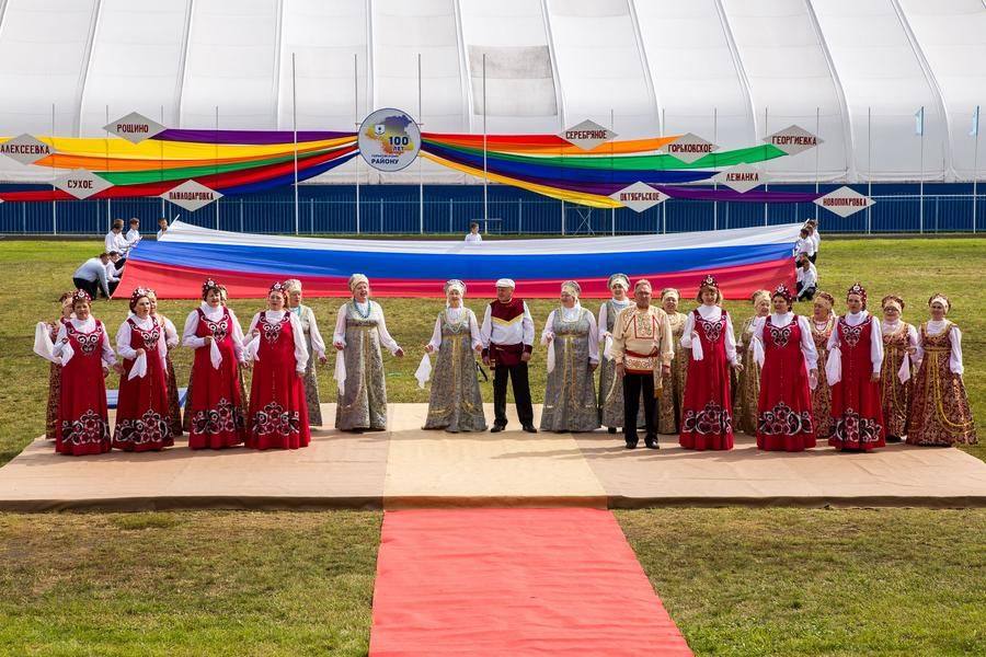 The combined choir from Oktyabrskoe and Serebryanoe villages joins in with the congratulations