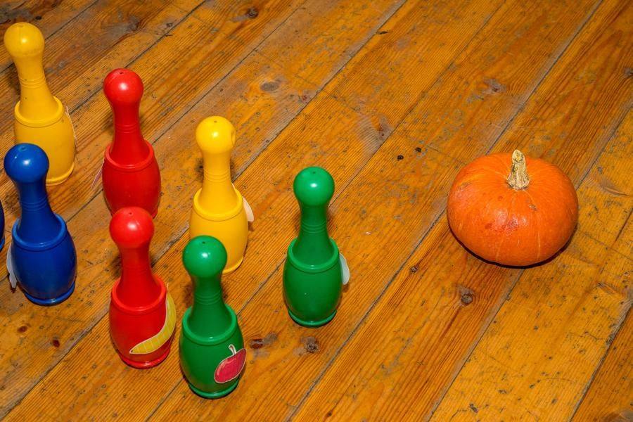 As the music plays, tastings continue and pumpkin‑themed games get underway