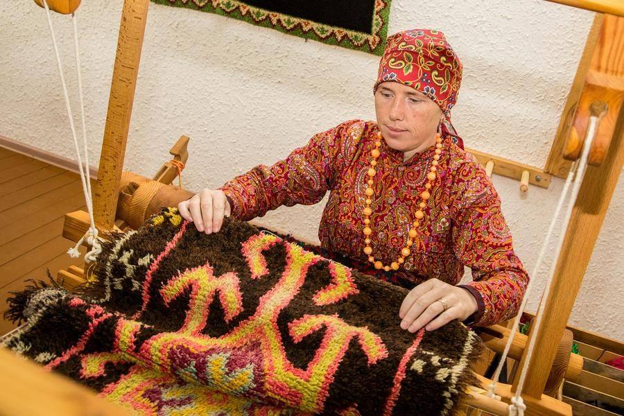 The pile of Krestiki carpets is about 3 cm long, which gives them a fluffy texture
