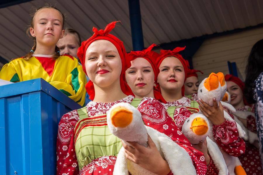 The dancers of the “Youth” folk ensemble from Kalachinsk are getting ready to take the stage