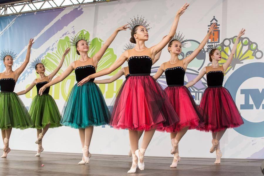 At 4:00 PM, the exhibition officially opened with a grand concert!
