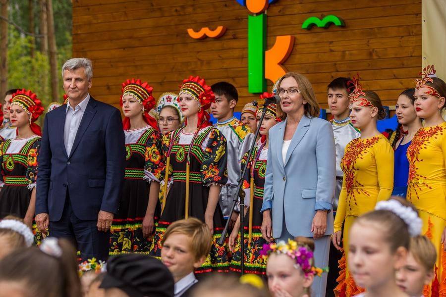 On behalf of the organizers, the audience is greeted by Friedrich Metsler and Svetlana Bakulina