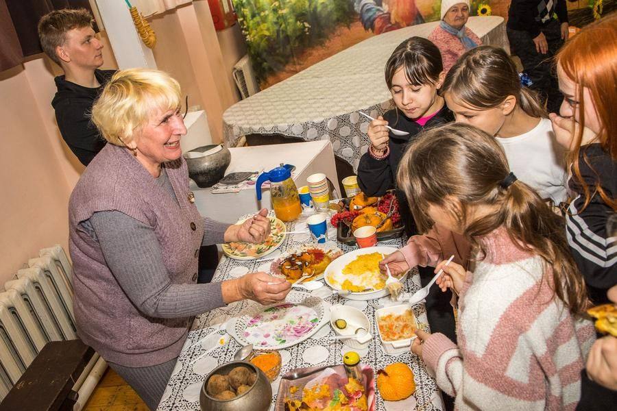 Raisa Kravchenko has 6 children and 13 grandchildren — she knows well what treats will please the kids