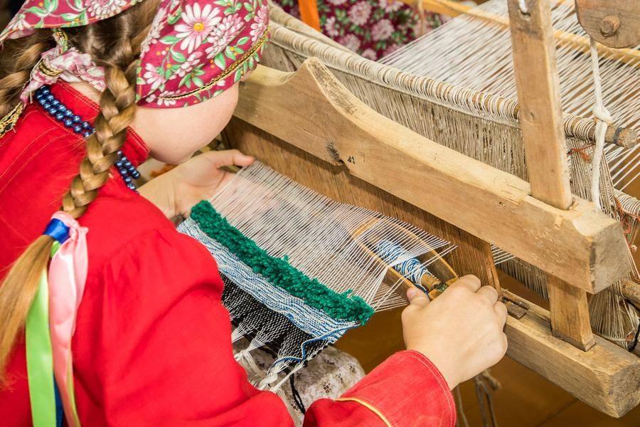 Each colored woolen thread is tied by hand with a knot to the woven base