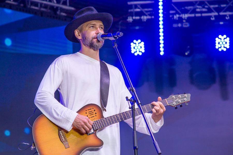 The performance concluded with the premiere of the song “Koromyslova Tower”