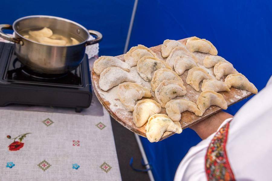 By the 25th minute, almost every team is sending their dumplings into the boiling water