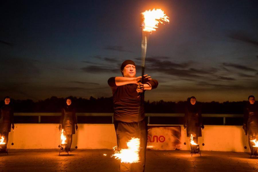 Even regular fans rarely see such bold fire props in the master’s hands