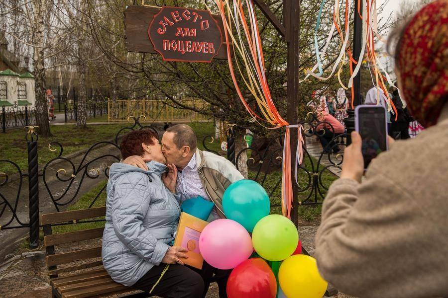 Even the playful bench seems to draw in the couples celebrating their golden wedding