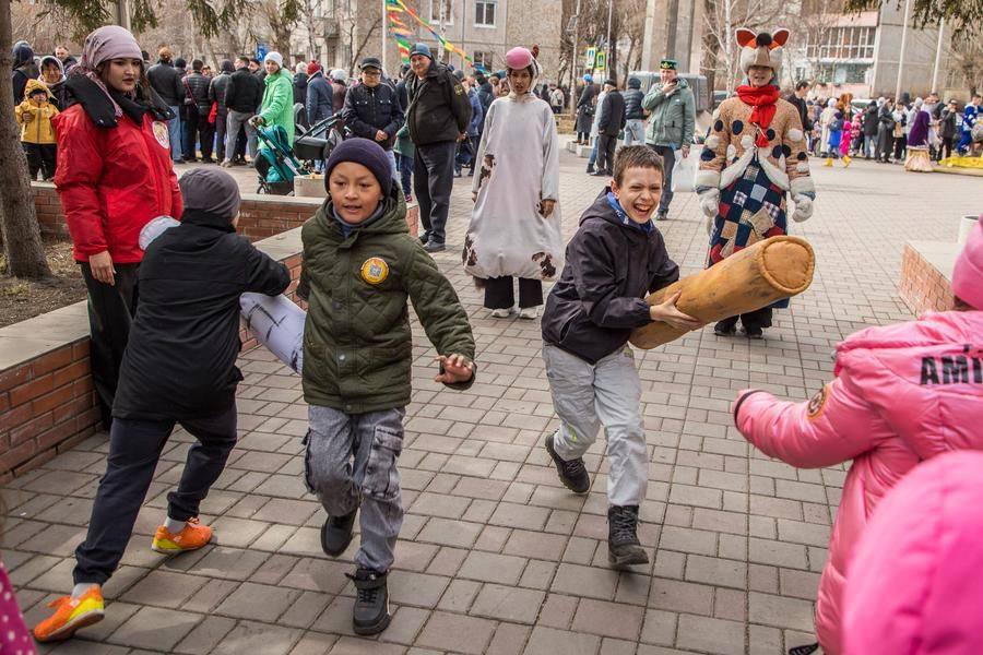 Younger schoolkids are participating in the relay race