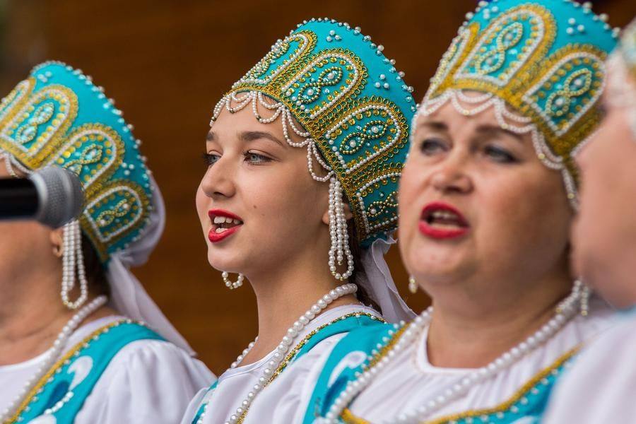 The “Kalinushka” choir (Omsky District) performs a song about the homeland