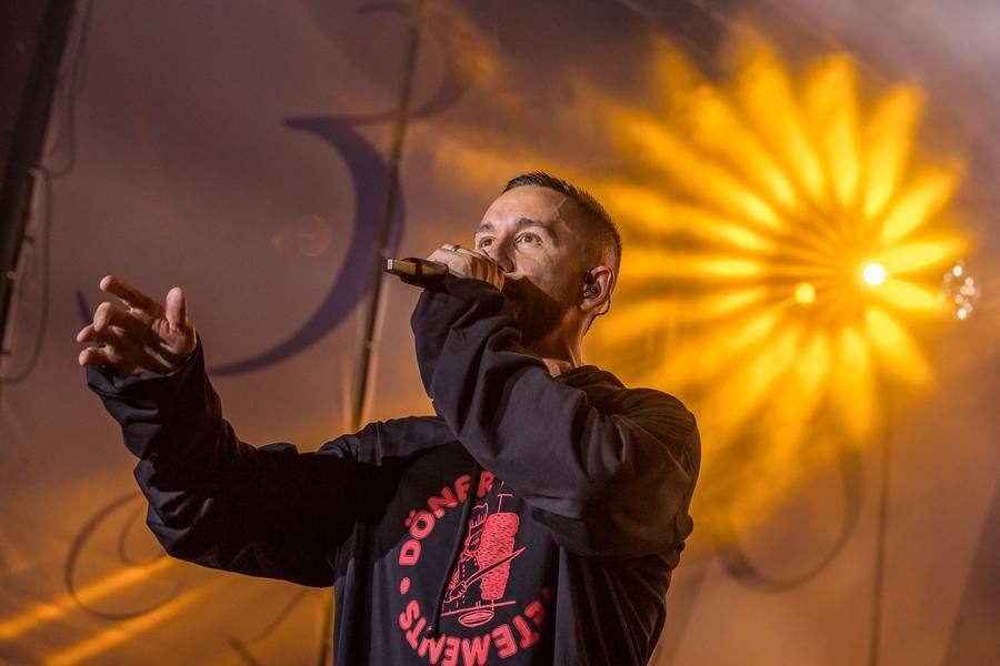 The lighting changes, and with it, the lyrical hero transforms