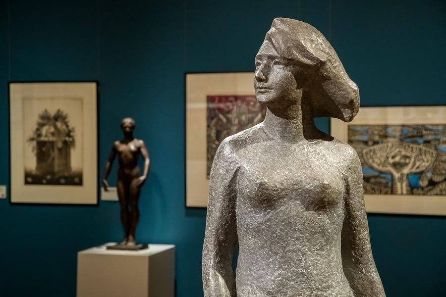 It celebrates the beauty of the human figure and reflects the achievements of the era