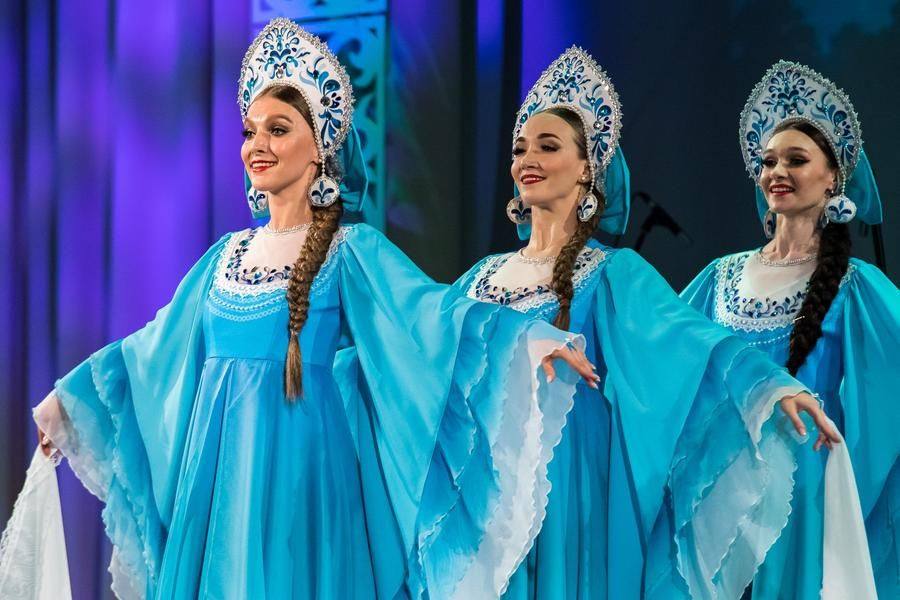 The tempo of the number lets you leisurely enjoy the costumes and the performers’ images
