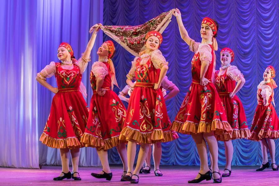 The scarf here acts as a connecting element in the women’s dance