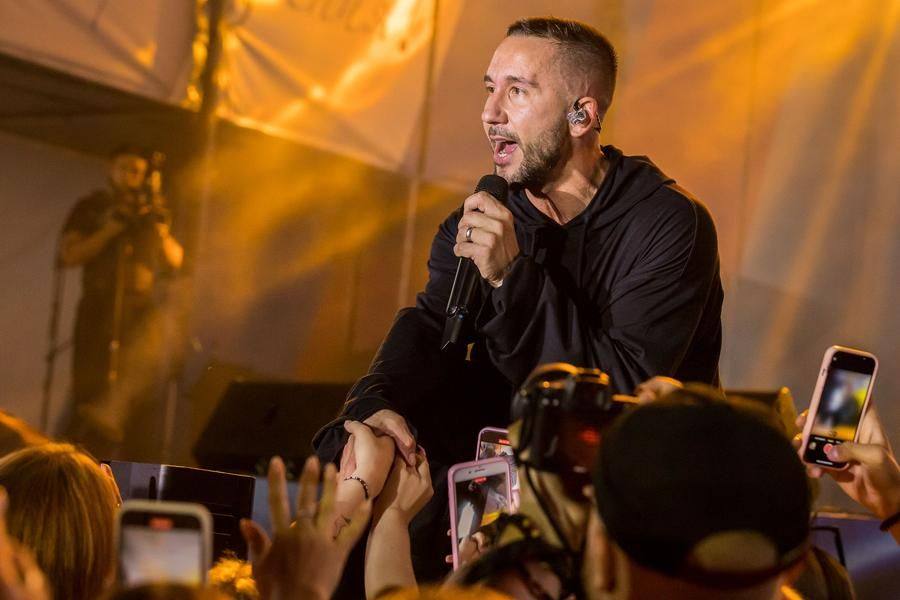 Performing “Romance”, the singer and composer still finds time to connect with the fans