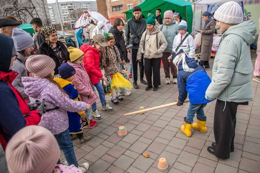 Not everyone can break a pot blindfolded, but everyone can advise when to hit