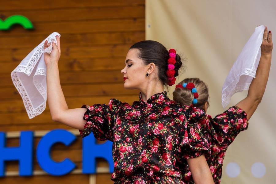 The act of the “Rainbow” dance ensemble’s (Cherlaksky District) is called “Harvest Sorrows”