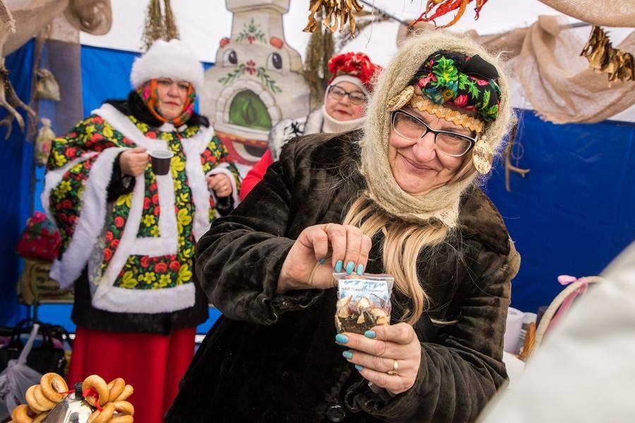 The participants eagerly try on fairy‑tale looks and proudly share their drink recipes