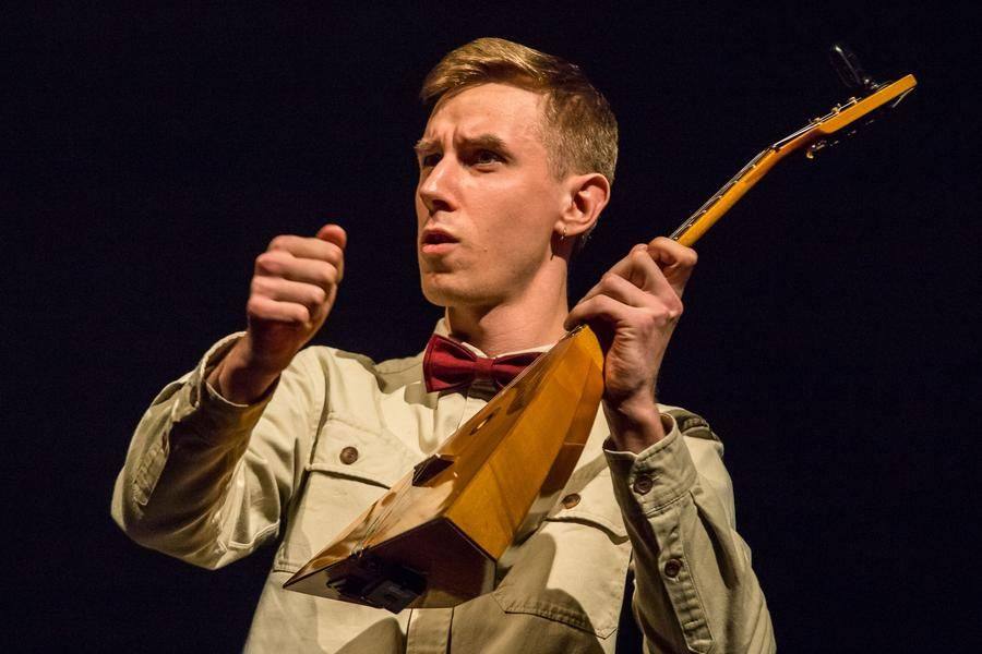 In skilled hands, the balalaika is suitable for playing a wide variety of melodies