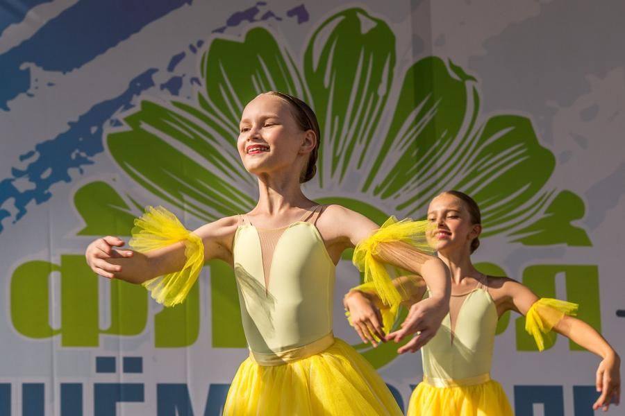 A ray of sunlight highlights the performer’s expressive grace