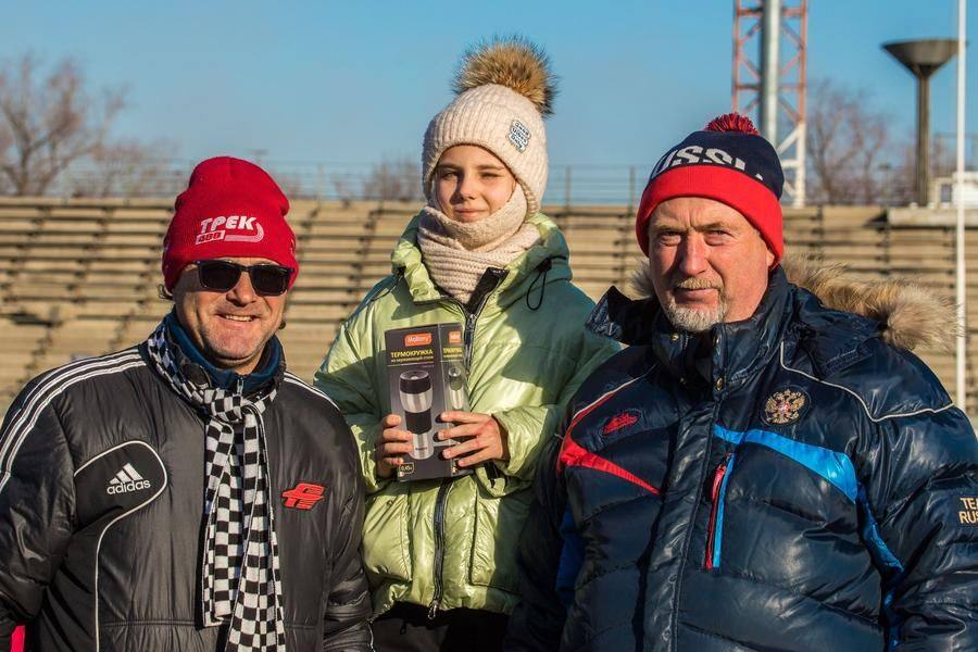 Alina Torubara, who rode the buggy, received a commemorative gift
