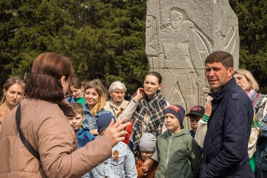 Local history experts from the municipal libraries lead guided tours of the park’s landmarks