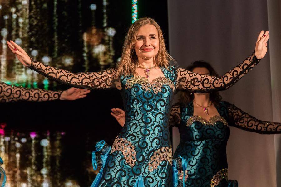 New smiles and new dazzling costumes: the tabla sounds