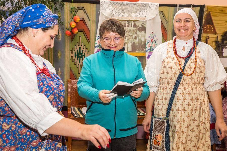 Now it’s time for pumpkin‑themed ditties: you can read from a sheet, but the main thing is to do it with spirit