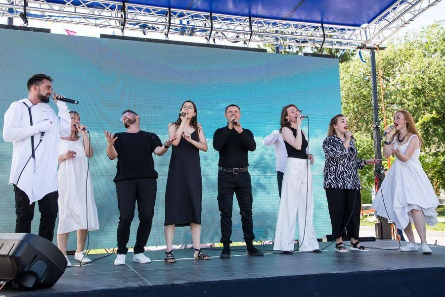 The stage on Muzeynaya Street stays busy: the a cappella ensemble “Project P” kicked things off