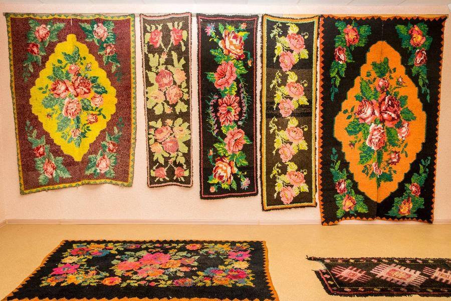 Carpets of different sizes belong to different eras