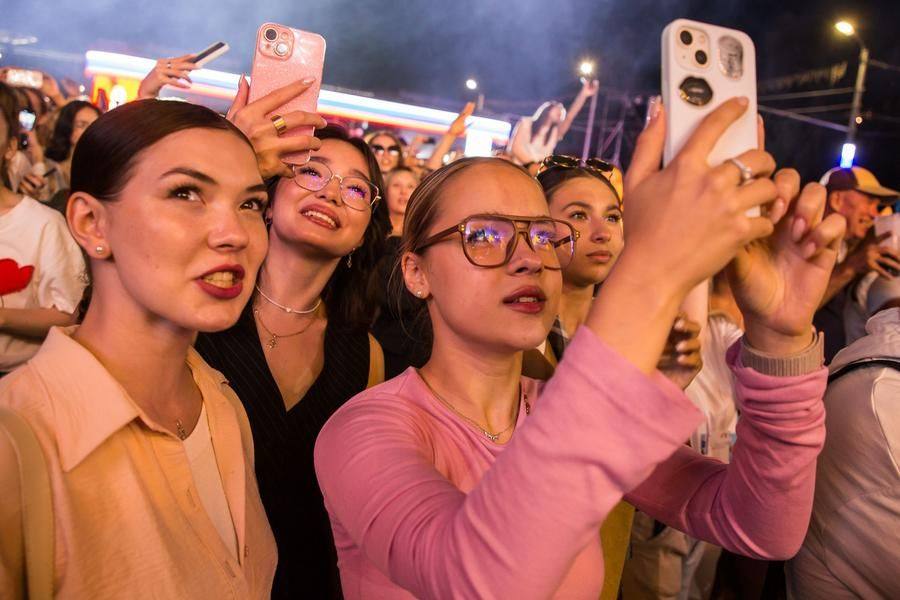 As the show nears its end, the young crowd eagerly calls for the “Elevator”