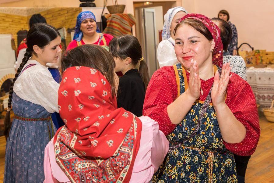 A traditional game is announced: folklore enthusiasts invite guests to join the circle