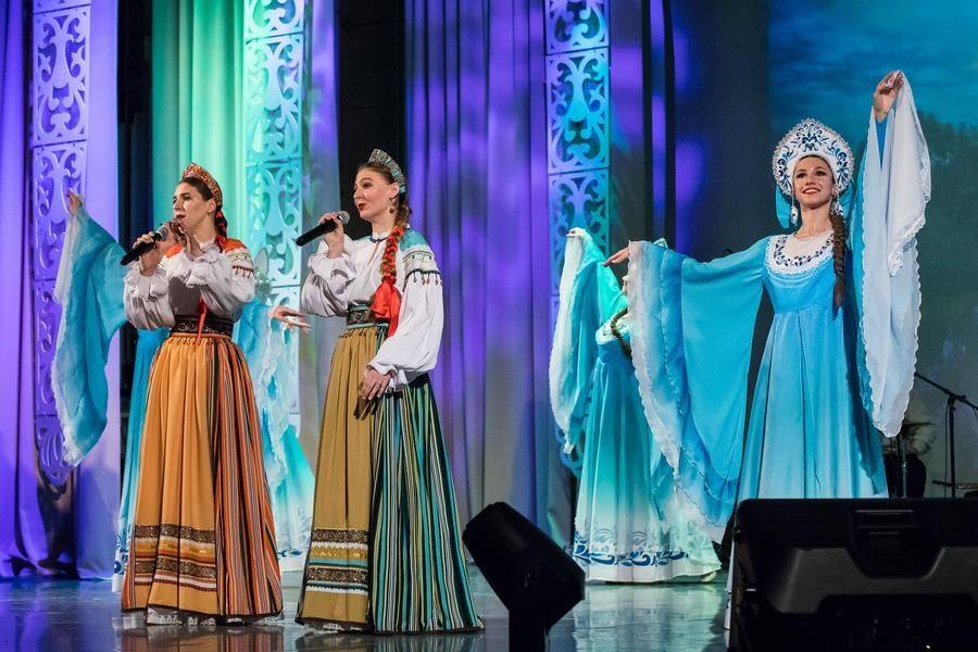 The song’s heroine misses her beloved, and her gentle melancholy resonates with the audience