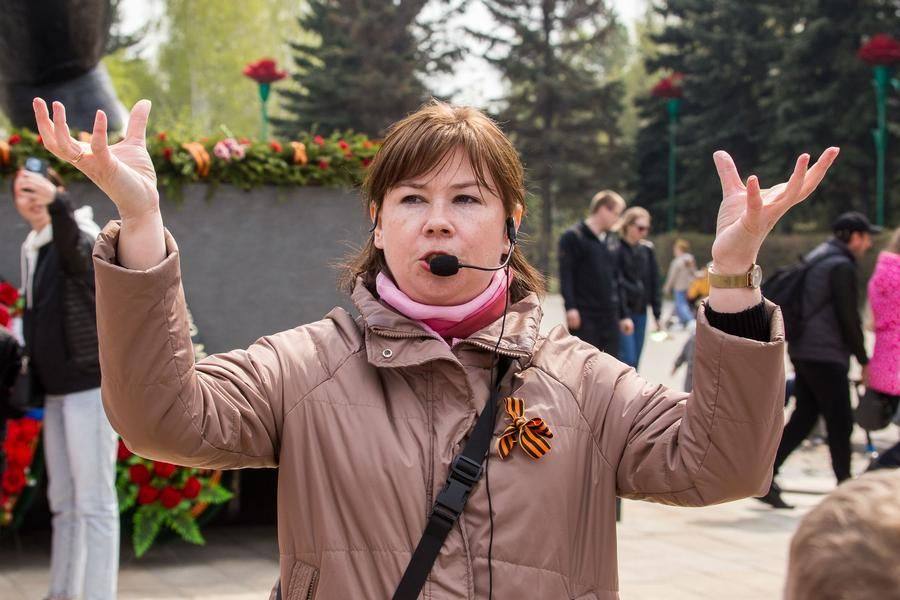 The guide knows everything about the artists’ vision and the engineering behind the statue