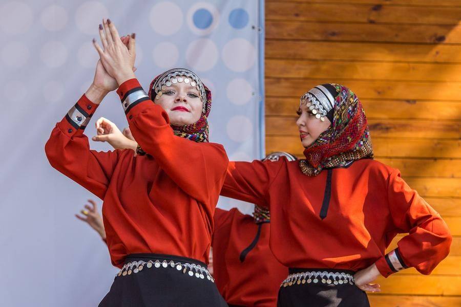 The Dagestani maiden dance is beauty and expressiveness