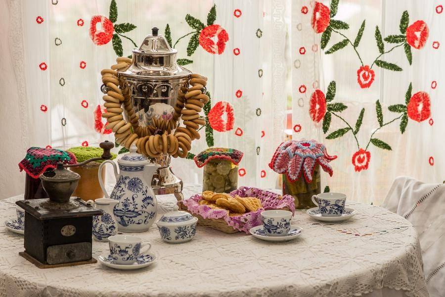 On the second floor, cozy period interiors are recreated, much like in the museum of Alexandrovka