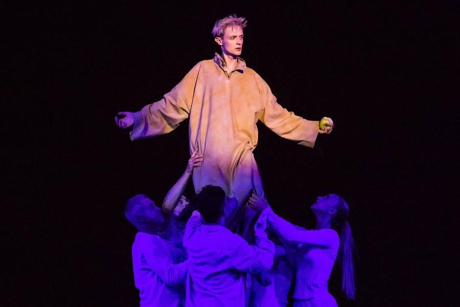 The dancers push the weary traveller onward to the next level